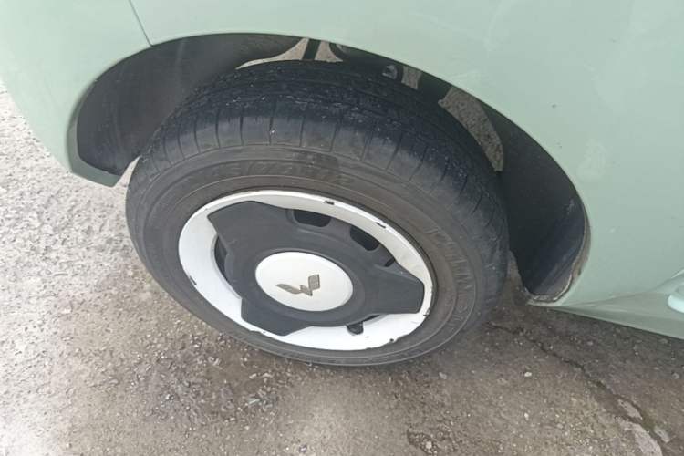 Used Wuling Hongguang MINIEV 2021 Macaron Fashion Model Lithium Iron Phosphate Right Rear Wheel Hub