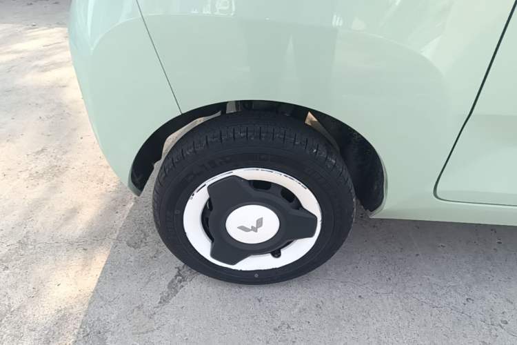 Used Wuling Hongguang MINIEV 2021 Macaron Fashion Edition Lithium-Ion Battery Right Rear Wheel Hub