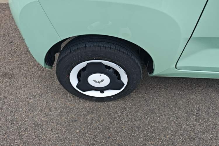 Used Wuling Hongguang MINIEV 2021 Macaron Fashion Model Lithium Iron Phosphate Right Rear Wheel Hub