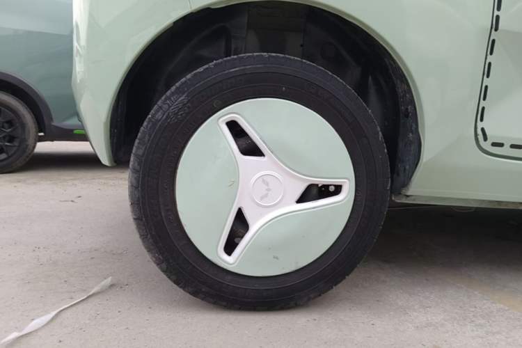 Used Wuling Hongguang MINIEV 2021 Macaron Fashion Model Lithium Iron Phosphate Right Rear Wheel Hub