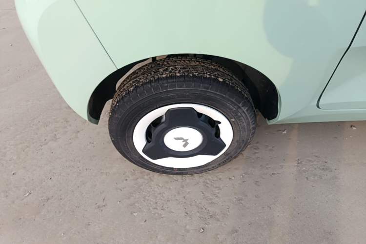 Used Wuling Hongguang MINIEV 2021 Macaron Fashion Model Lithium Iron Phosphate Right Rear Wheel Hub