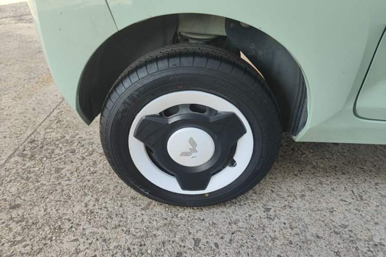 Used Wuling Hongguang MINIEV 2021 Macaron Fashion Model Lithium Iron Phosphate Right Rear Wheel Hub