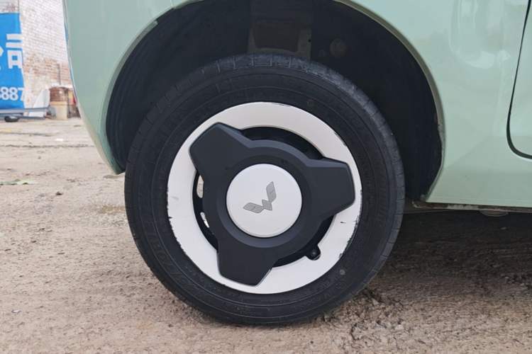 Used Wuling Hongguang MINIEV 2021 Macaron Fashion Model Lithium Iron Phosphate Right Rear Wheel Hub