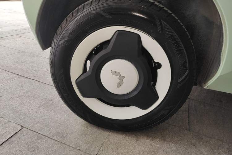 Used Wuling Hongguang MINIEV 2021 Macaron Fashion Model Lithium Iron Phosphate Right Rear Wheel Hub