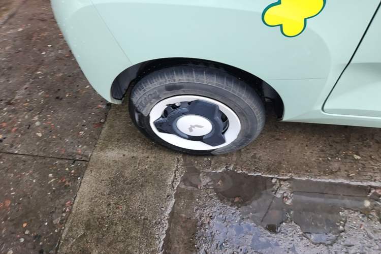 Used Wuling Hongguang MINIEV 2021 Macaron Fashion Model Lithium Iron Phosphate Right Rear Wheel Hub