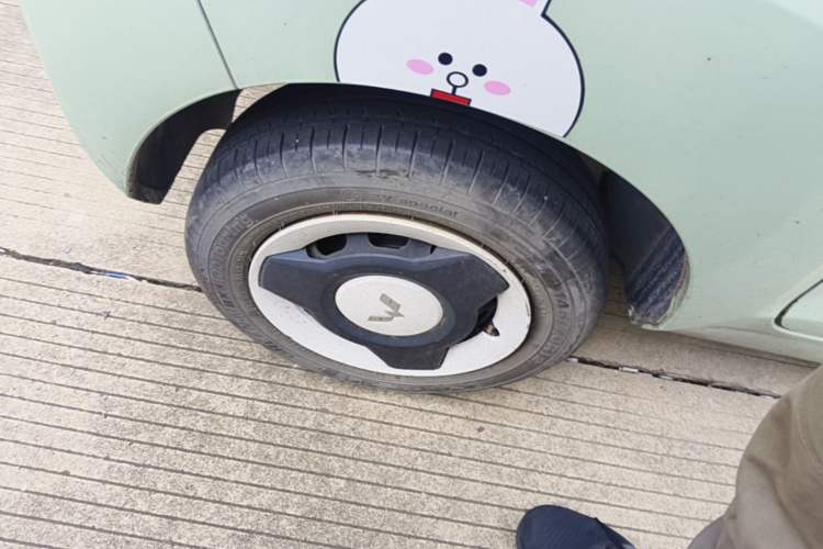 Used Wuling Hongguang MINIEV 2021 Macaron Fashion Model Lithium Iron Phosphate Right Rear Wheel Hub