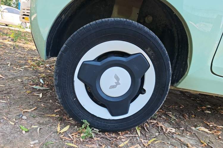 Used Wuling Hongguang MINIEV 2021 Macaron Fashion Model Lithium Iron Phosphate Right Rear Wheel Hub