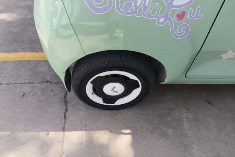 Used Wuling Hongguang MINIEV 2021 Macaron Fashion Edition Lithium-Ion Battery Right Rear Wheel Hub