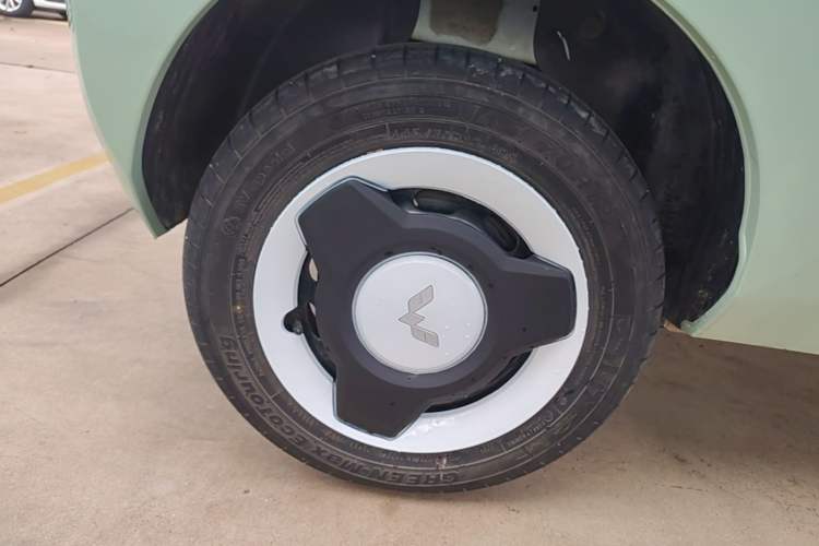 Used Wuling Hongguang MINIEV 2021 Macaron Fashion Model Lithium Iron Phosphate Right Rear Wheel Hub