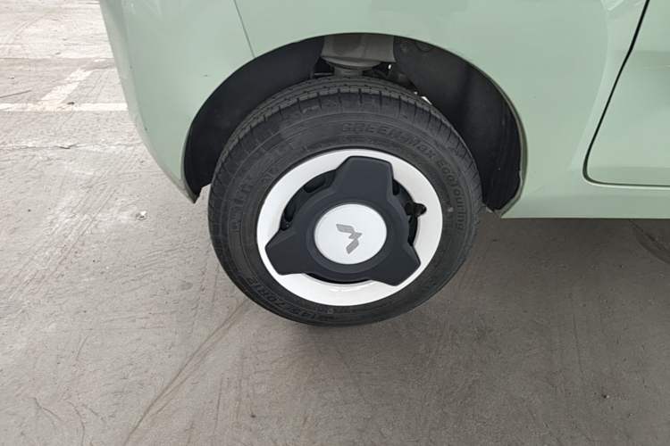 Used Wuling Hongguang MINIEV 2021 Macaron Fashion Model Lithium Iron Phosphate Right Rear Wheel Hub