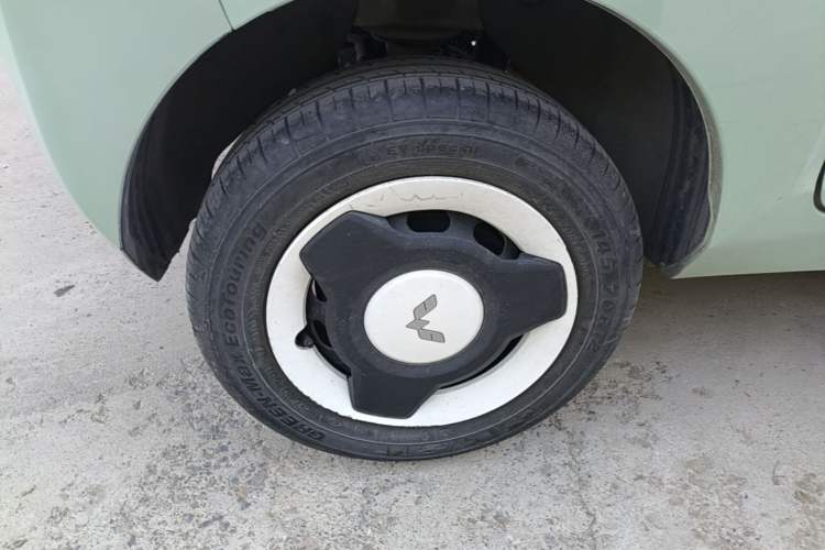 Used Wuling Hongguang MINIEV 2021 Macaron Fashion Model Lithium Iron Phosphate Right Rear Wheel Hub
