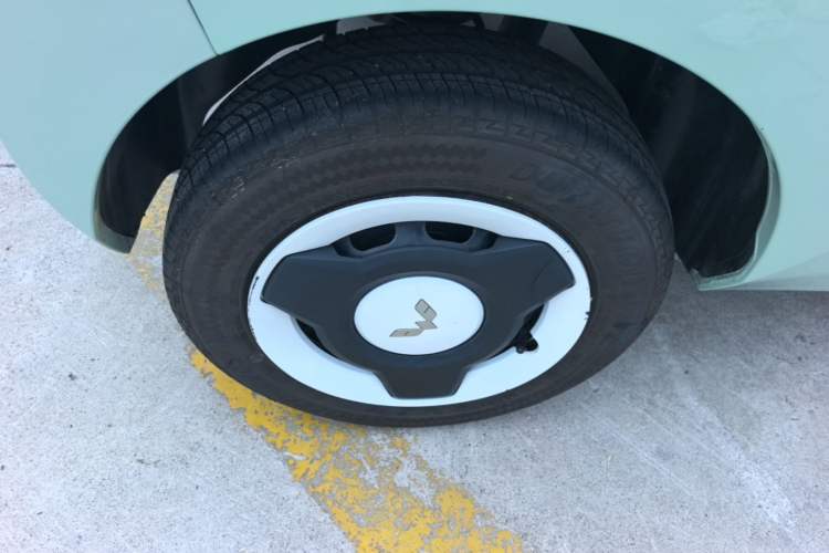 Used Wuling Hongguang MINIEV 2021 Macaron Fashion Model Lithium Iron Phosphate Right Rear Wheel Hub
