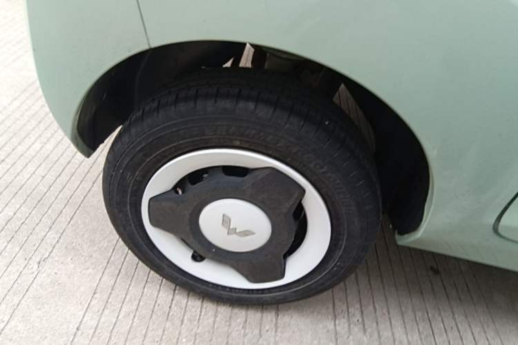 Used Wuling Hongguang MINIEV 2021 Macaron Fashion Edition Lithium-Ion Battery Right Rear Wheel Hub