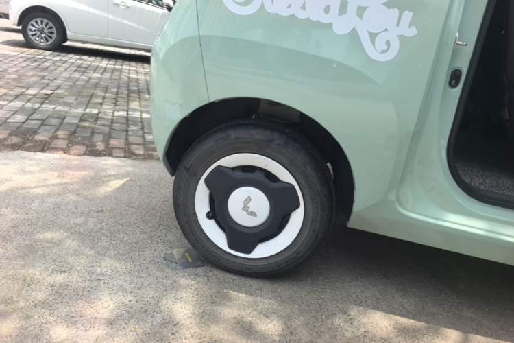 Used Wuling Hongguang MINIEV 2021 Macaron Premium Model – Lithium Iron Phosphate Right Rear Wheel Hub