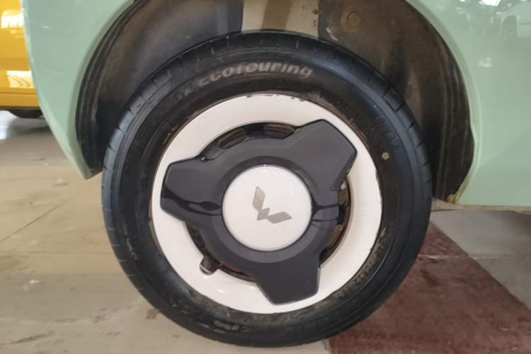 Used Wuling Hongguang MINIEV 2021 Macaron Fashion Model Lithium Iron Phosphate Right Rear Wheel Hub