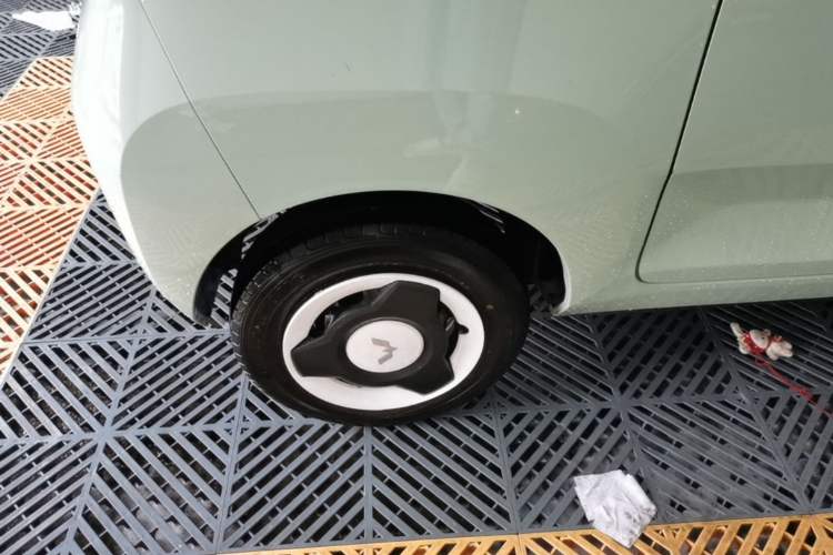 Used Wuling Hongguang MINIEV 2021 Macaron Premium Model – Lithium-NMC Right Rear Wheel Hub