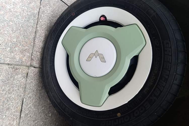 Used Wuling Hongguang MINIEV 2021 Macaron Fashion Model Lithium Iron Phosphate Right Rear Wheel Hub