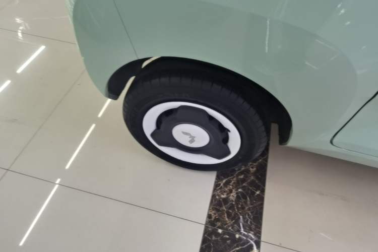 Used Wuling Hongguang MINIEV 2021 Macaron Premium Model – Lithium Iron Phosphate Right Rear Wheel Hub