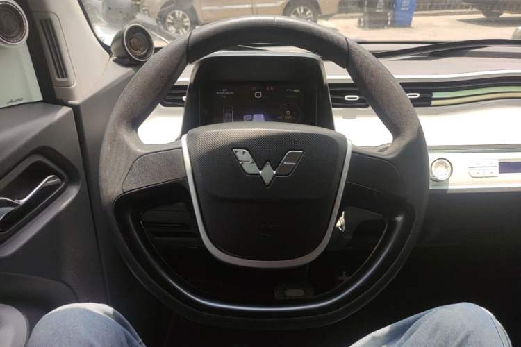 Used Wuling Hongguang MINIEV 2021 Macaron Sandwich Model 120 km Lithium NMC Steering Wheel