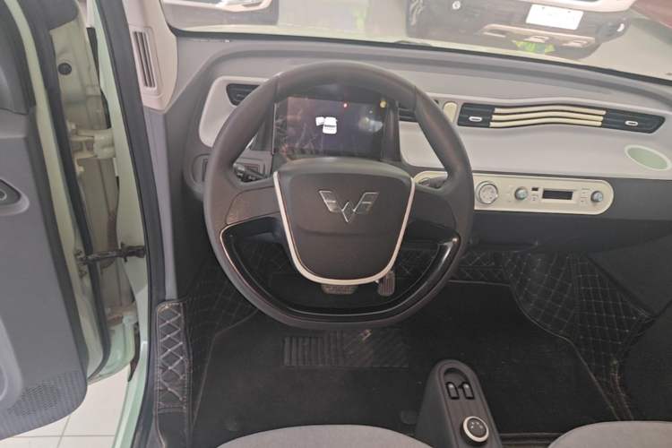 Used Wuling Hongguang MINIEV 2021 Macaron Fashion Model Lithium Iron Phosphate Steering Wheel