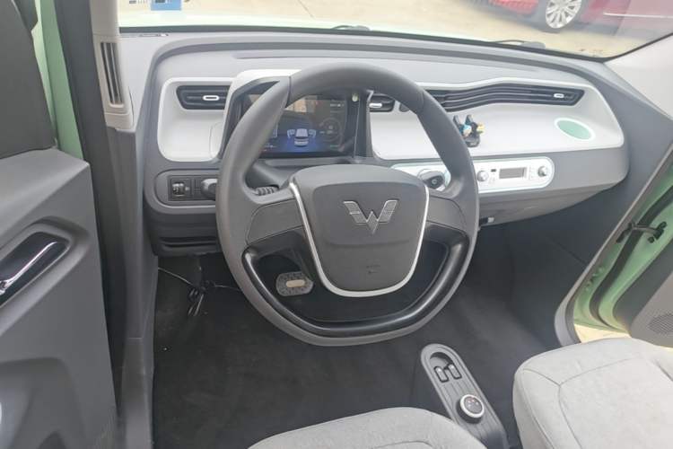 Used Wuling Hongguang MINIEV 2021 Macaron Premium Model – Lithium Iron Phosphate Steering Wheel