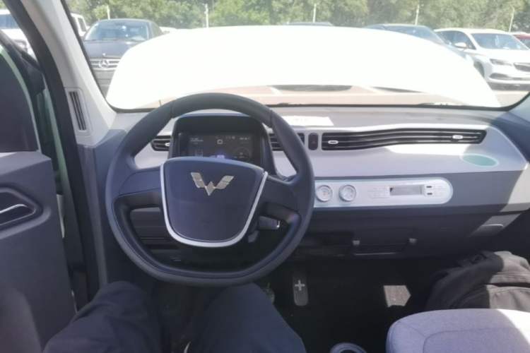 Used Wuling Hongguang MINIEV 2021 Macaron Premium Model – Lithium Iron Phosphate Steering Wheel