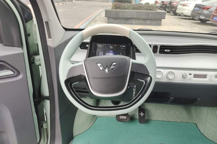 Used Wuling Hongguang MINIEV 2021 Macaron Sandwich Model 120 km Lithium NMC Steering Wheel
