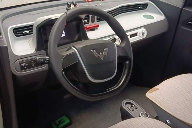 Used Wuling Hongguang MINIEV 2021 Macaron Fashion Model Lithium Iron Phosphate Steering Wheel
