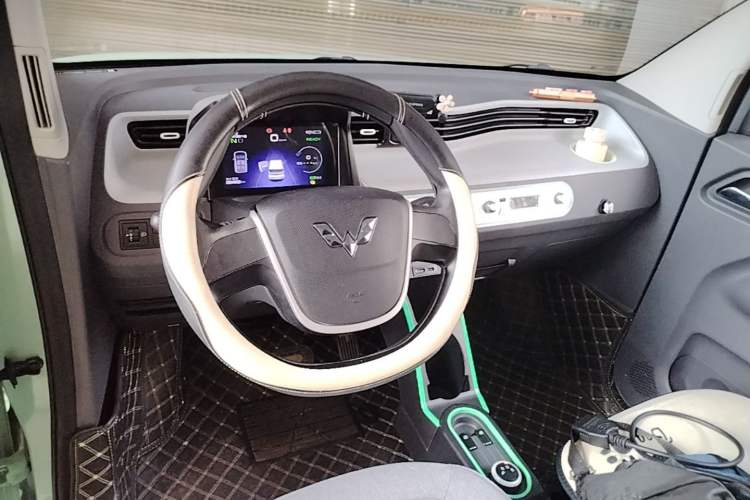 Used Wuling Hongguang MINIEV 2021 Macaron Fashion Model Lithium Iron Phosphate Steering Wheel