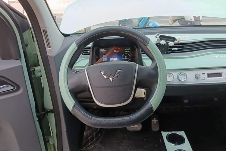 Used Wuling Hongguang MINIEV 2021 Macaron Fashion Model Lithium Iron Phosphate Steering Wheel