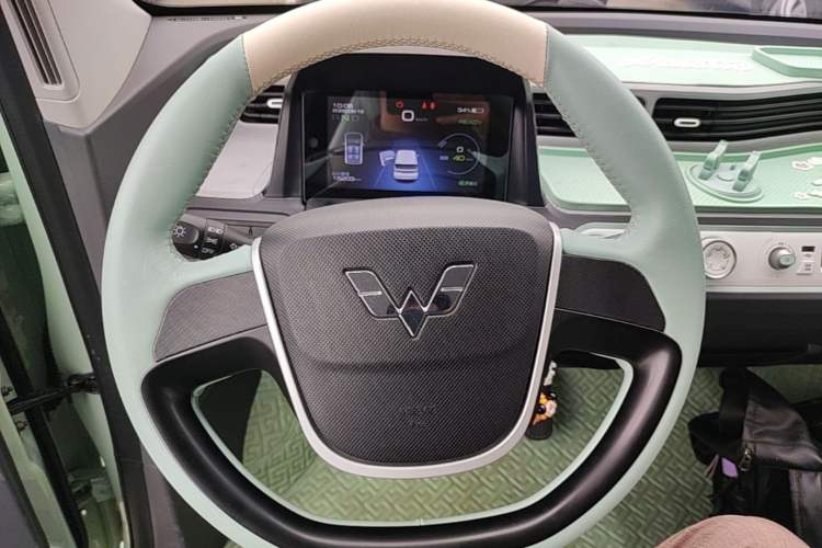 Used Wuling Hongguang MINIEV 2021 Macaron Sandwich Model 120 km Lithium Iron Phosphate Steering Wheel