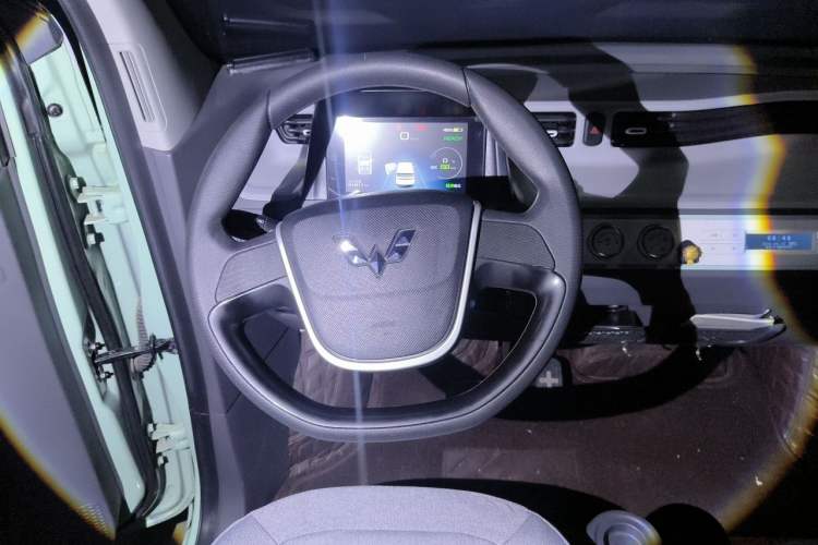 Used Wuling Hongguang MINIEV 2021 Macaron Fashion Model Lithium Iron Phosphate Steering Wheel