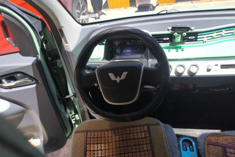 Used Wuling Hongguang MINIEV 2021 Macaron Fashion Model Lithium Iron Phosphate Steering Wheel