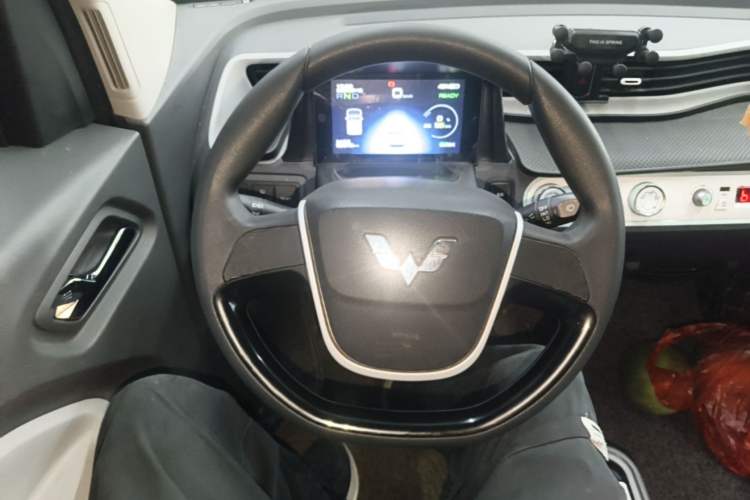 Used Wuling Hongguang MINIEV 2021 Macaron Fashion Model Lithium Iron Phosphate Steering Wheel