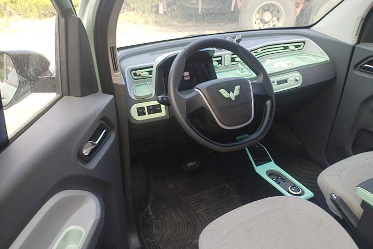 Used Wuling Hongguang MINIEV 2021 Macaron Fashion Model Lithium Iron Phosphate Steering Wheel