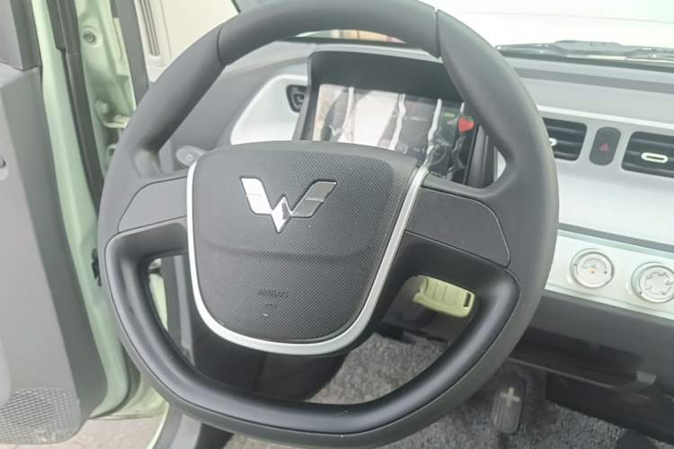 Used Wuling Hongguang MINIEV 2021 Macaron Fashion Model Lithium Iron Phosphate Steering Wheel