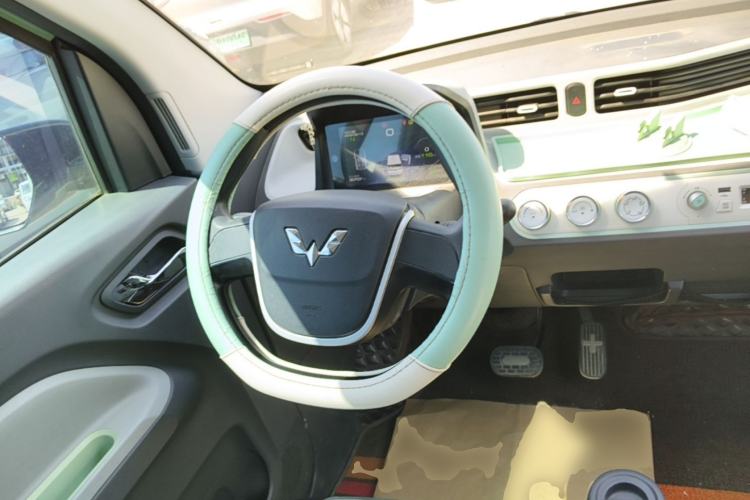 Used Wuling Hongguang MINIEV 2021 Macaron Sandwich Model 120 km Lithium Iron Phosphate Steering Wheel