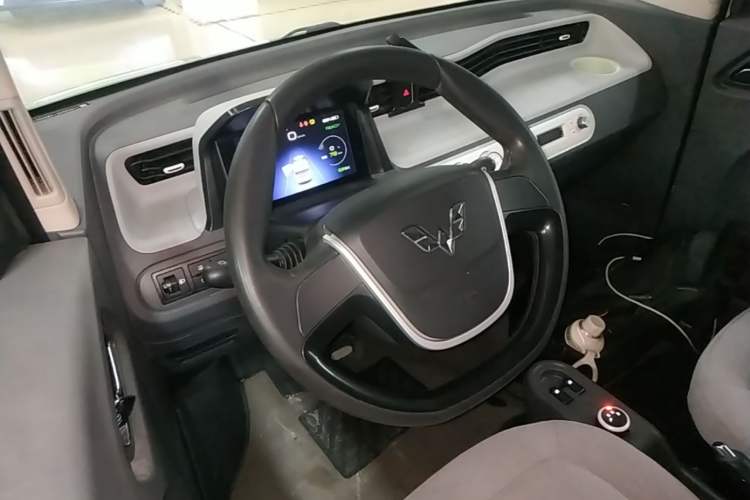 Used Wuling Hongguang MINIEV 2021 Macaron Fashion Model Lithium Iron Phosphate Steering Wheel
