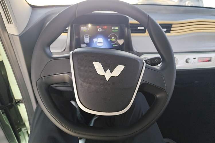 Used Wuling Hongguang MINIEV 2021 Macaron Fashion Model Lithium Iron Phosphate Steering Wheel