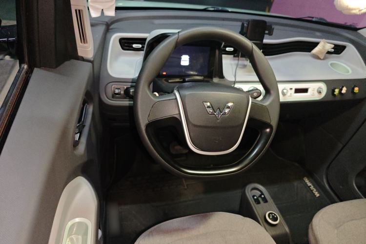 Used Wuling Hongguang MINIEV 2021 Macaron Fashion Model Lithium Iron Phosphate Steering Wheel