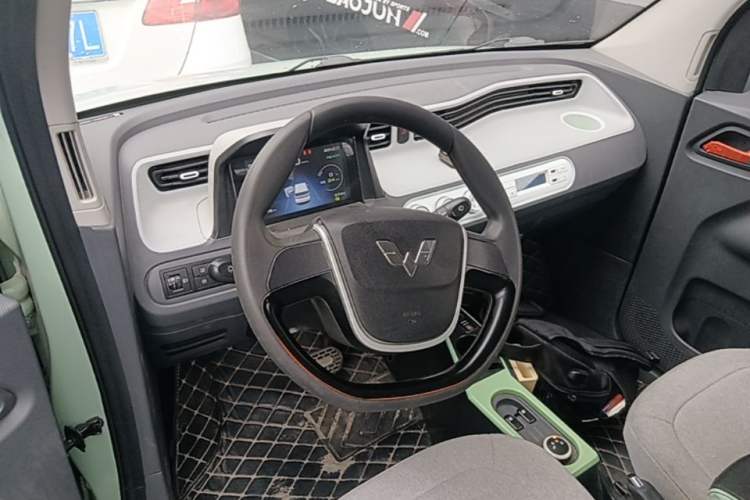 Used Wuling Hongguang MINIEV 2021 Macaron Fashion Model Lithium Iron Phosphate Steering Wheel