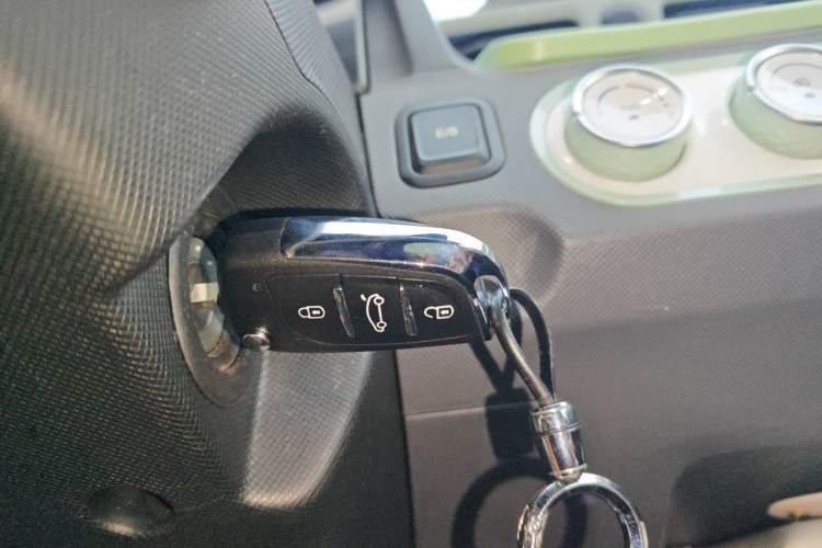 Used Wuling Hongguang MINIEV 2021 Macaron Fashion Edition Lithium-Ion Battery Vehicle Key