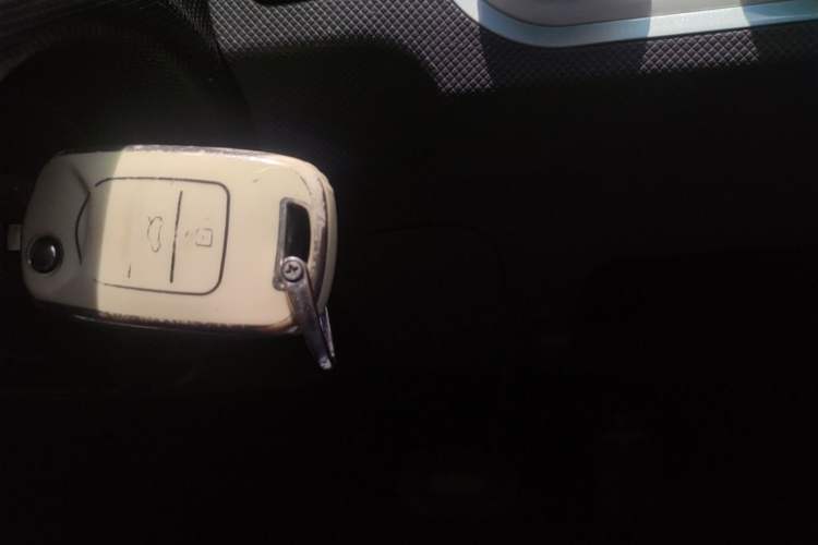 Used Wuling Hongguang MINIEV 2021 Macaron Sandwich Model 120 km Lithium NMC Vehicle Key
