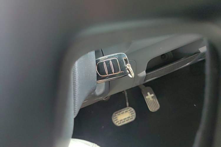 Used Wuling Hongguang MINIEV 2021 Macaron Premium Model – Lithium Iron Phosphate Vehicle Key