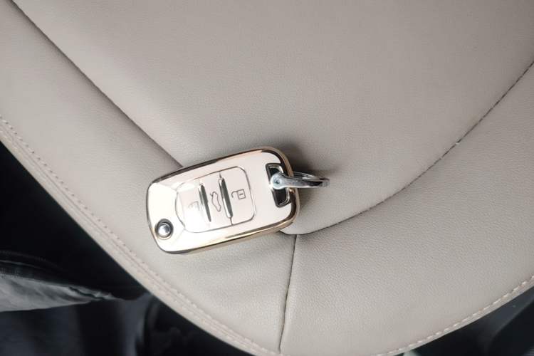 Used Wuling Hongguang MINIEV 2021 Macaron Fashion Edition Lithium-Ion Battery Vehicle Key