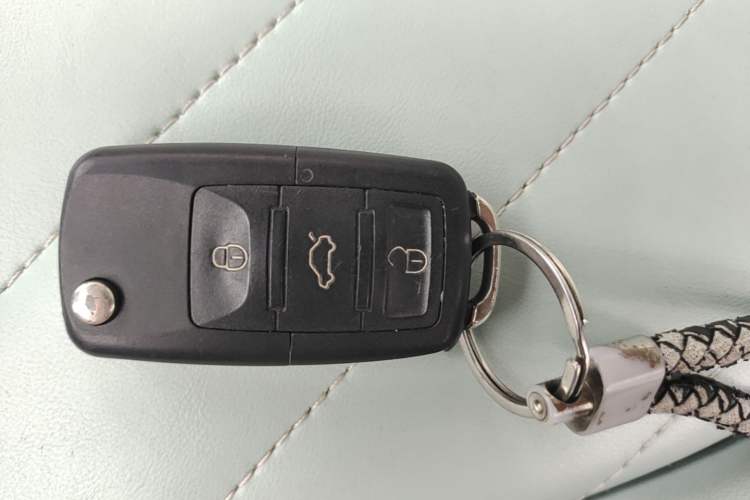 Used Wuling Hongguang MINIEV 2021 Macaron Sandwich Model 120 km Lithium NMC Vehicle Key