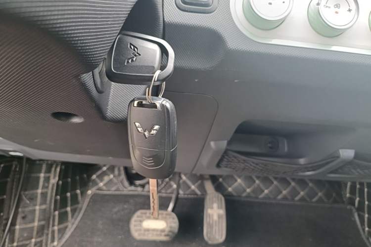 Used Wuling Hongguang MINIEV 2021 Macaron Premium Model – Lithium Iron Phosphate Vehicle Key