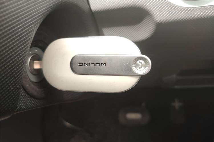 Used Wuling Hongguang MINIEV 2021 Macaron Premium Model – Lithium Iron Phosphate Vehicle Key