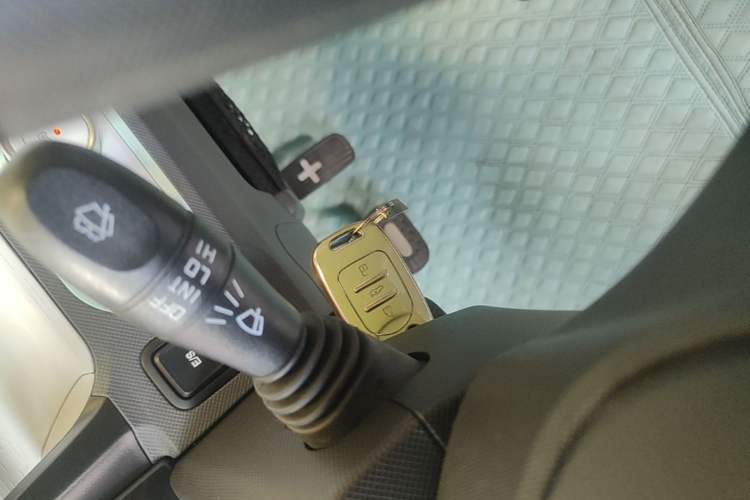 Used Wuling Hongguang MINIEV 2021 Macaron Fashion Edition Lithium-Ion Battery Vehicle Key