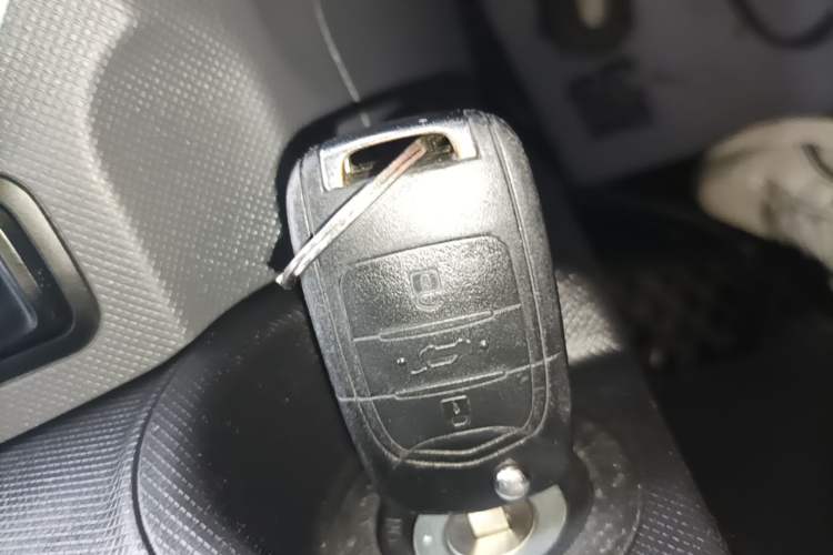 Used Wuling Hongguang MINIEV 2021 Macaron Sandwich Model 170 km Lithium Iron Phosphate Vehicle Key